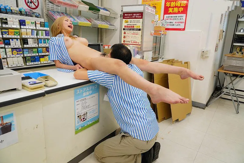 Anh cấp trên tống tình con nhỏ ngổ ngáo của chủ cửa hàng tiện lợi