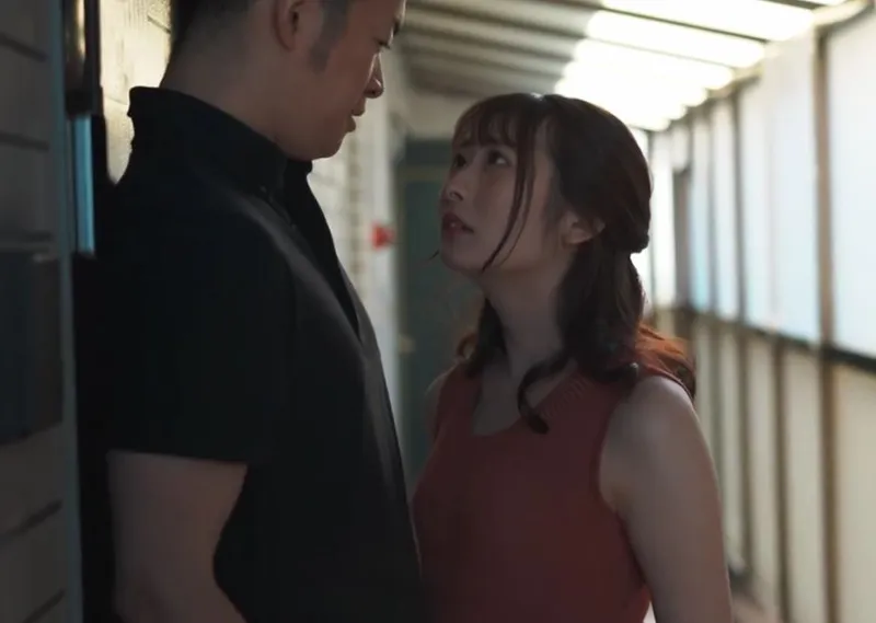 Người vợ mang thai, tôi bị cuốn hút bởi người vợ nhà đối diện thường ở nhà một mình