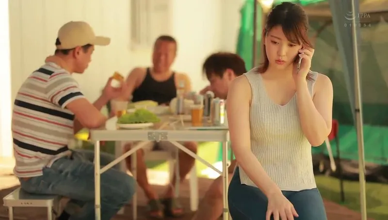 Ông chồng khờ để vợ yêu tham gia sự kiện cắm trại với mấy gã nhà bên và cái kết