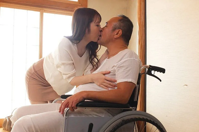 Vợ sắp cưới của con trai hiếu thảo chăm sóc bố Ông xã tàn tật